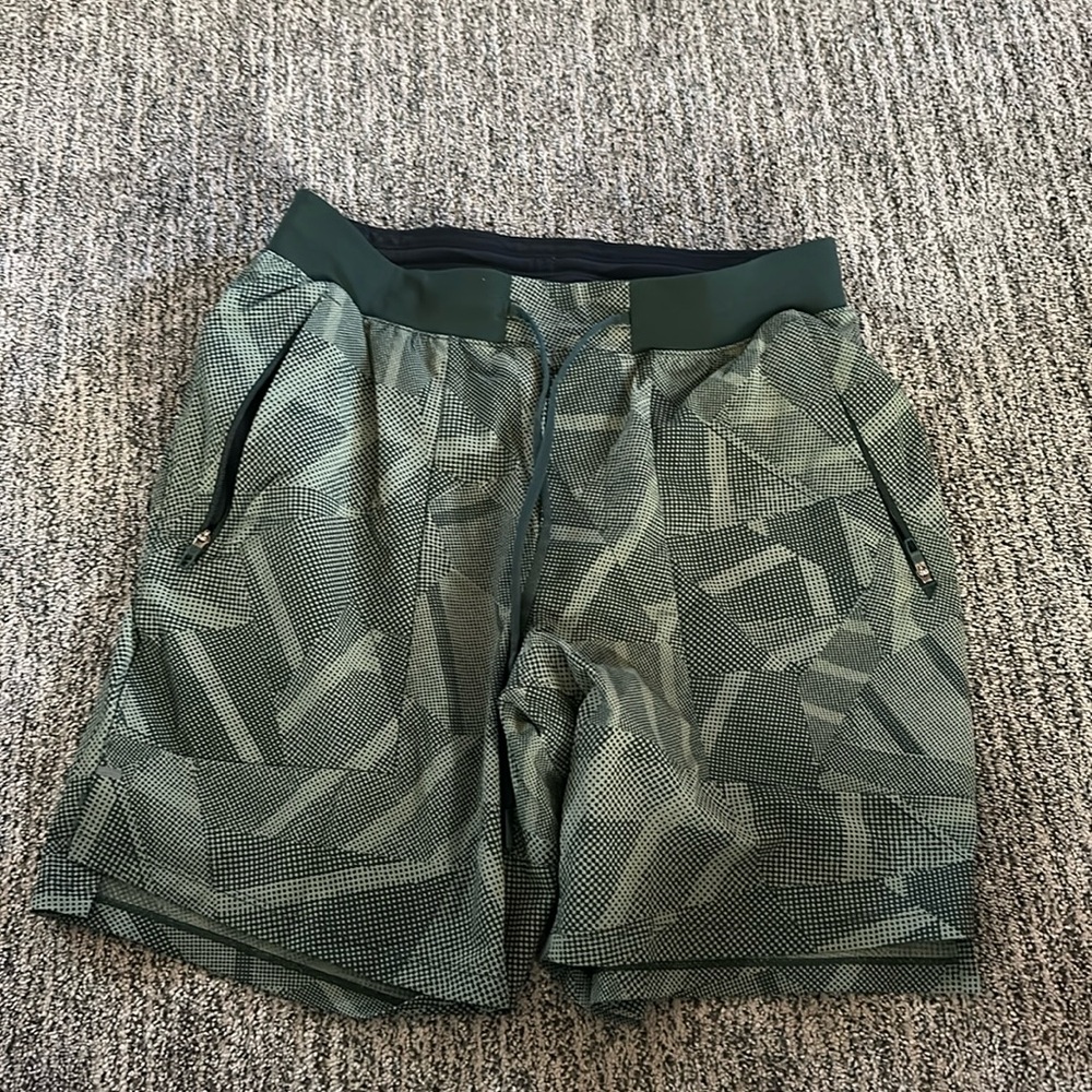 Men’s lululemon shorts 7 inch size medium